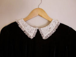 calivintage:  Velvet Dress with Lace Peter Pan Collar (by Sophie Jade) 