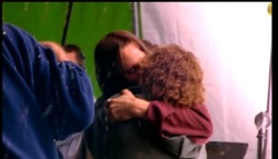 straightmenkissing:  The infamous Lord of the Rings behind-the-scenes kiss: Billy Boyd and Viggo Mortsensen. The picture does not do the video justice. Viggo grabs me and kisses me hard on the mouth, I mean, like I’ve never been kissed from man nor