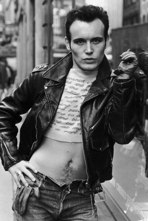 livingintheeighties-blog:ADAM ANT   by Dave Hogan/Hulton Archive/Getty Images) 1984