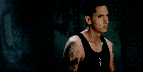 Mas eu ainda luto, enquanto eu puder lutarEnquanto o errado parecer certo.                   Eminem