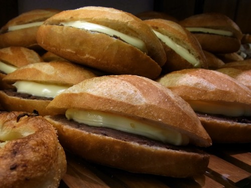 an-butter-France is my favorite, which you can find at many bakeries in Japan.
an=anko=sweeten red bean paste
butter=butter
france=we often call baguette “France-pan”.