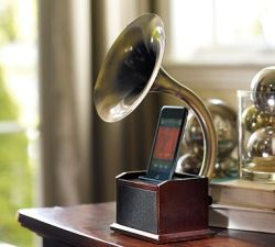 nickoras:  Gramophone IPod® Station  seriously&hellip;.this is all i want right now in my life .