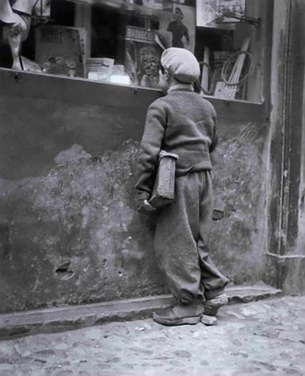 Enrico Pasquali
Comacchio, Bambino che guarda una vetrina di giocattoli, 1955
Thanks to undr