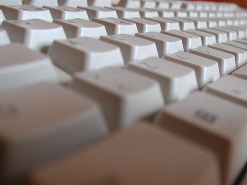 Reblogue, clique na imagem e teste a sua rapidez no teclado.