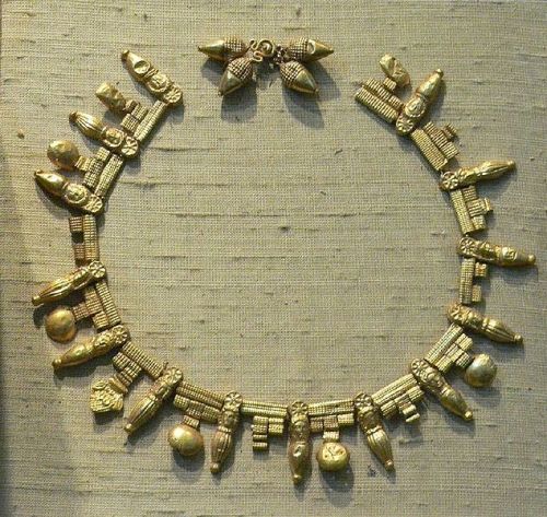 theancientworld: A 5th to 4th century BCE Etruscan necklace. This ancient Etruscan object is now dis