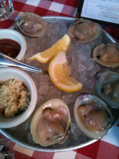 Trying the little neck clams at PJ Clarkes and they are awesome!!