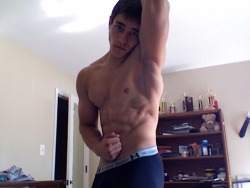 joshcums:  Nothin beats a hot dude in hhis
