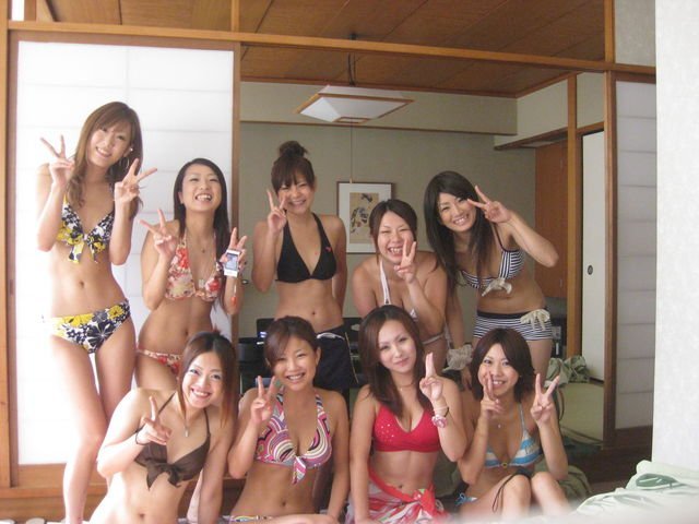 singsong:  ぬけるエロ画像速報 - 暑くなってきたので素人さんの水着画像でヌク。