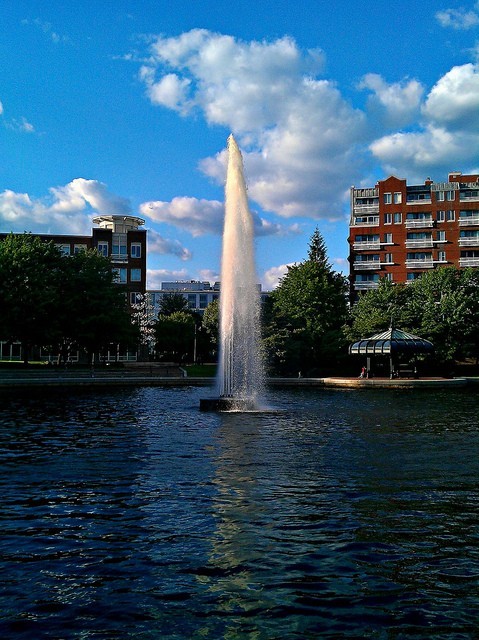 Jet d'eau at Canal Park in East Cambridge in Cambridge, Massachusetts. (photo by John Stracke)