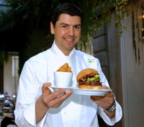 At the Trussardi Café, near the theater La Scala, chef Andrea Berton put the burger on the menu at the modest sum of 22 €. Al Trussardi Caffè, due passi dalla Scala di Milano, lo chef Andrea Berton ha inserito nel menù il panino