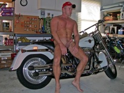 berks226:  Naughty daddy “working” in the garage ;) 