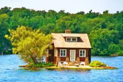 sunsurfer:  Lake Cottage, Thousand Islands, Canada  photo by photoronto  I had my eyes glued to the waters every trip over the Thousand Islands bridge to Canada. I&rsquo;ve always wished to live there.