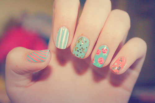 prettylittlewh0res:  So want to do this with my nails! 