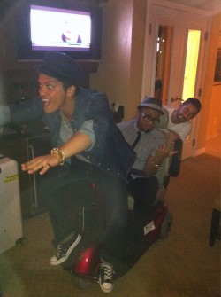 katitina:  brunomarsislife:  blueliquorstore:  brunomarsisthebest:  brunomars-sars:  Ari Levine just posted this on his twitter… all I can say is LOL.  Lol Bruno!! Hahaha!  the smeezingtons ♥  lmao they have too much fun with eachother xD  i guess
