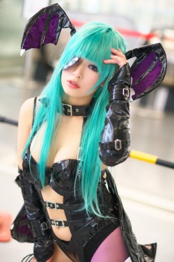 cosplaygirl:  アニメ・ゲーム系のやけに過激な露出コスプレしてるレイヤーを撮影した画像