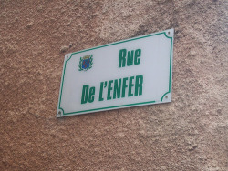 bonparisien:  Rue de l’Enfer. On y va tout droit.  