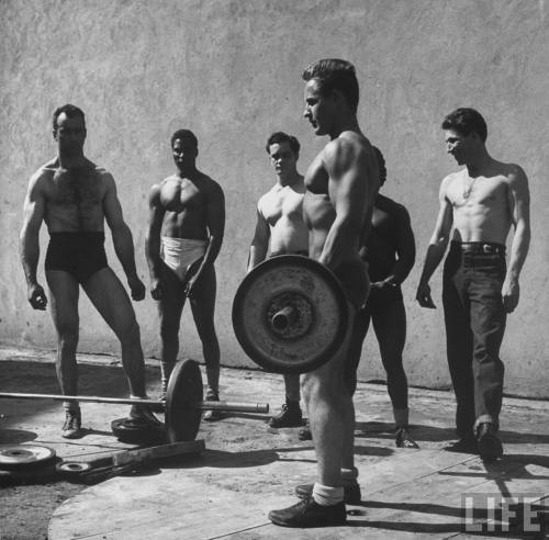 jonnodotcom:Charles E. SteinheimerPrisoners at San Quentin weightlifting in prison yard during recre