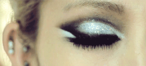 lhamacorderosa:  É triste abrir os olhos e ver que a realidade não é como sonhamos , não é mesmo ? (LCR ❥) 