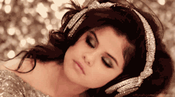 adolescenteemcriise:   Um fato: 99% das letras das músicas que eu ouço, dizem tudo o que eu não tenho coragem de dizer.    {Distance&amp;Love}     