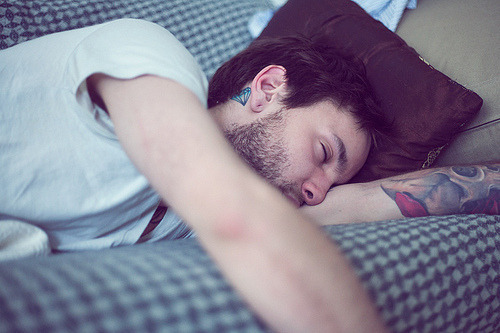 sociedadedospoetasmortos:  Hora de dormir = Metade do tempo pensando em alguém e depois dormir. 