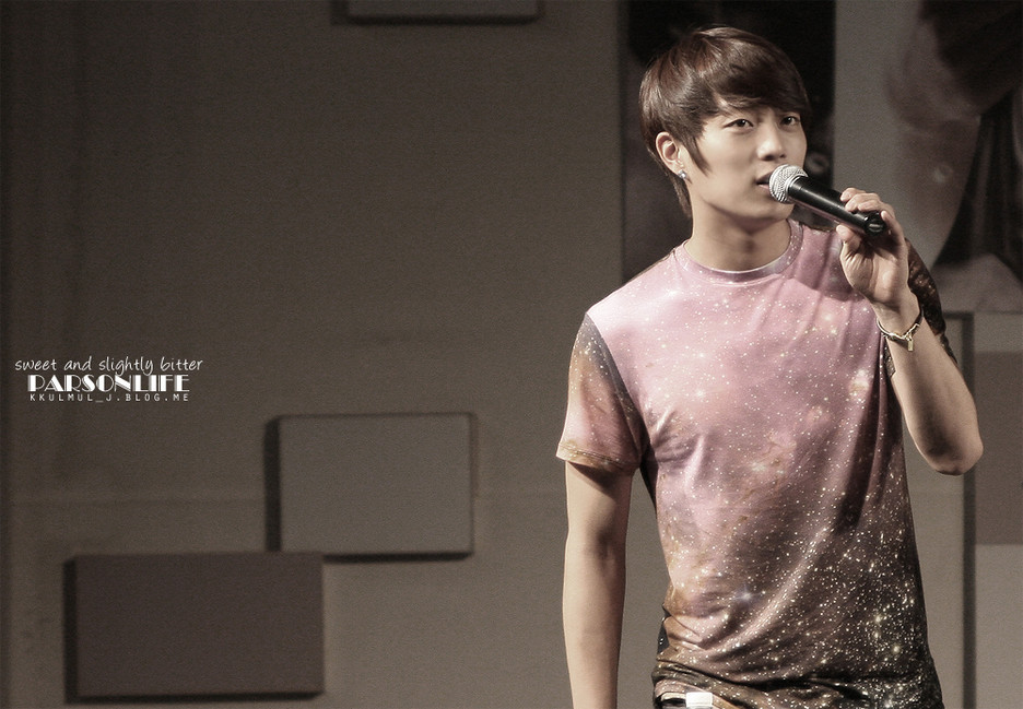 I want the shirt. heeh!  ilovegikwangjoonmir:  for amira.