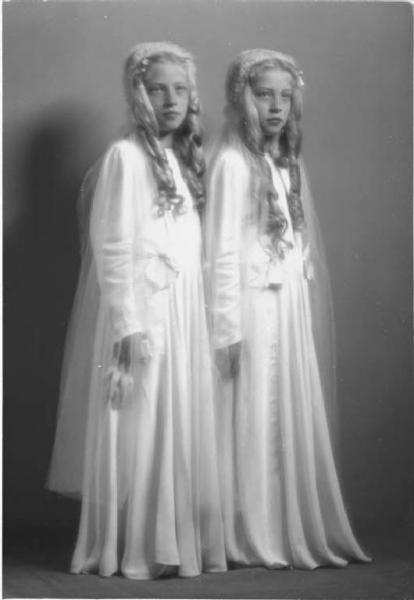 my-little-time-machine:carolathhabsburg:Italian twins 1941