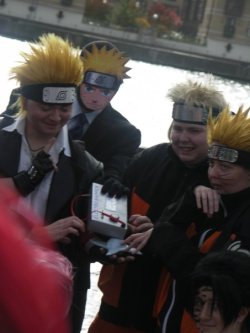 the-hero-castelia-city-needs:  weaboostories:  so much naruto  Best way to blend in at a con 