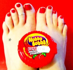 spoilmyfeet:  Bubble gum feet