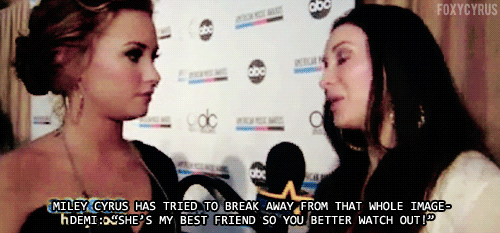  Repórter: Miley Cyrus vem tentando se livrar daquela imagem… Demi: Ela é minha