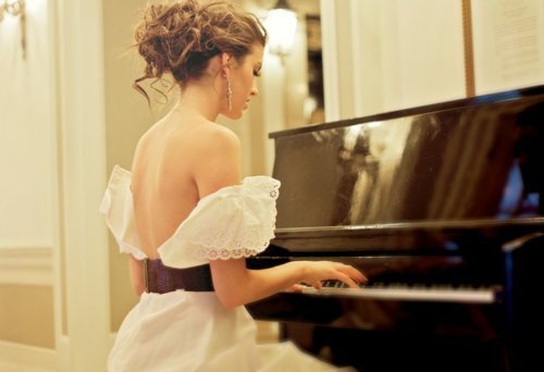 thatypetucoski:  A vida é como um piano. Teclas brancas representam a felicidade e as pretas as angústias. Com o passar do tempo você percebe que as teclas pretas também fazem música. A Última Música 
