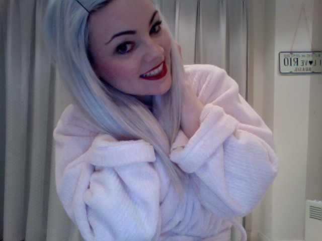 omgitschenny:  It’s cold. So cold and im snuggled in my dressing gown &gt;___&lt;