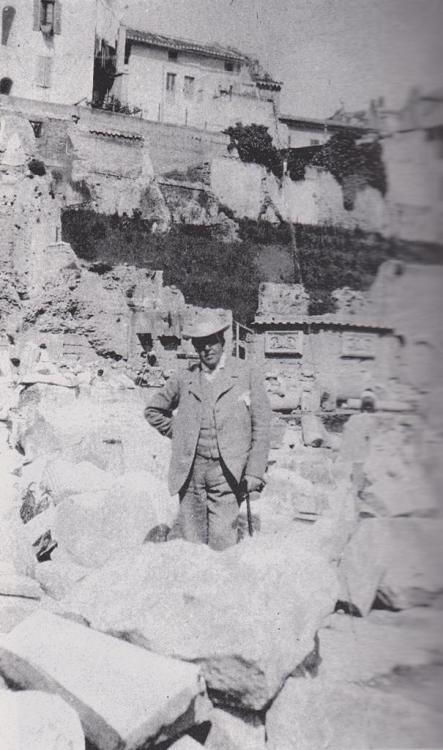 oscarwetnwilde:Oscar Wilde in the Ruins of the Forum in Rome in April 1900.