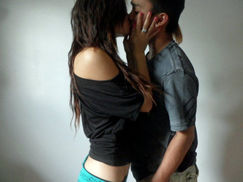timothynguyenn:   First Moves  Most girls have trouble making first moves, and some
