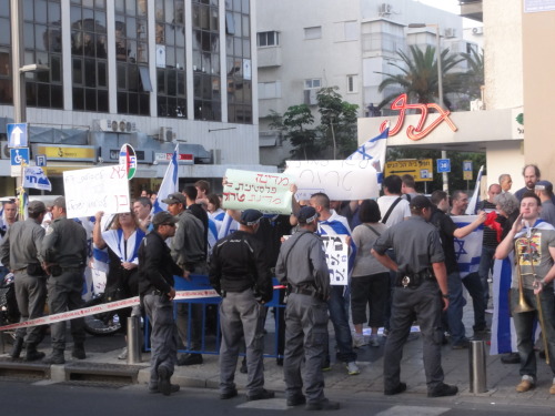 Across the street a small but loud counterdemonstration was being held. Recognition of a state of Pa