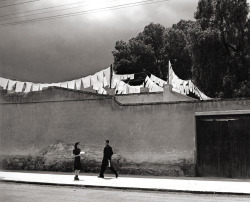 Qué Chiquito es el Mundo(How Small the World Is) photo by Manuel Álvarez Bravo, 1942 via: se7en27