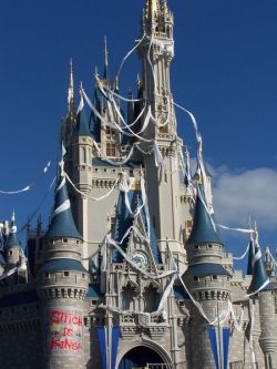 bones0up:  droo216:  s0metim3s:  something-disney-related:  disneyviking:  ataritastic:  When Stitch took over Cinderella’s castle at Disney World Pretty sure this is one of my favourite photographs ever!  SO THIS IS ACTUALLY THE GREATEST THING I HAVE