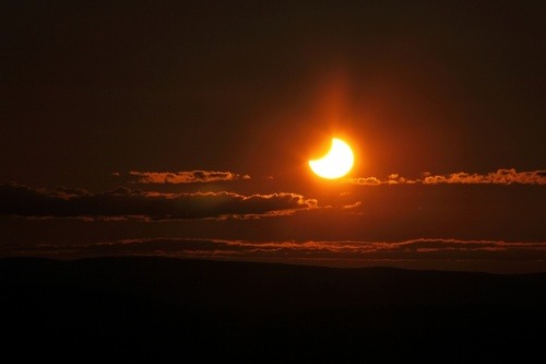 Um eclipse lunar total ocorrerá em 15 de junho de 2011. É o primeiro dos dois eclipses