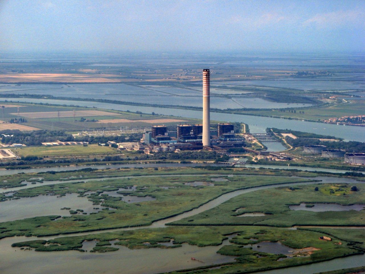 La centrale termoelettrica di Porto Tolle, situata sul delta del Po in prossimità