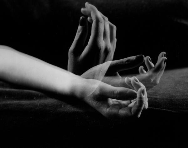 Gjon Mili
How To Sleep
With forearm tensed, model shows relaxed way of dropping hand
Location:New York, NY, US
Date taken:1943