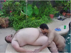 chrischub41:  enigmacub:  Me blowing my friend Jason at a pool party.  Blow me next