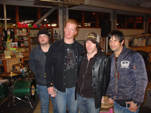 spidersandvinegaroons: Queens of the Stone Age