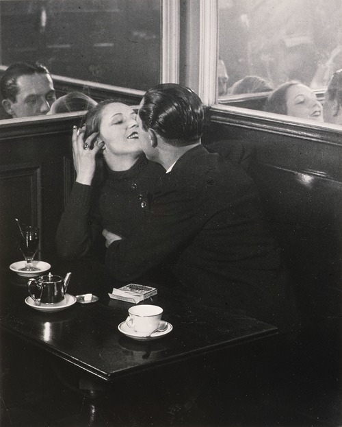 realbroad:  Couple d’amoureux dans un petit café, quartier Italie by Brassaï, ca. 1932 