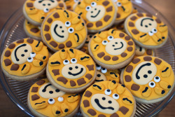 gastrogirl:  giraffe sugar cookies.  OH MY.