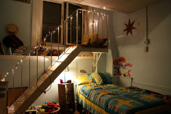 10knotes:  gunsandglitters: elysasakurai: thediamondkidd: that’s like the perfect little place to just sit n’ star gaze or read a book or throw a can-string-telly to your neighborbestfriend n’ just chat (: d’awwww I want this! &lt;3 WANT OMG I