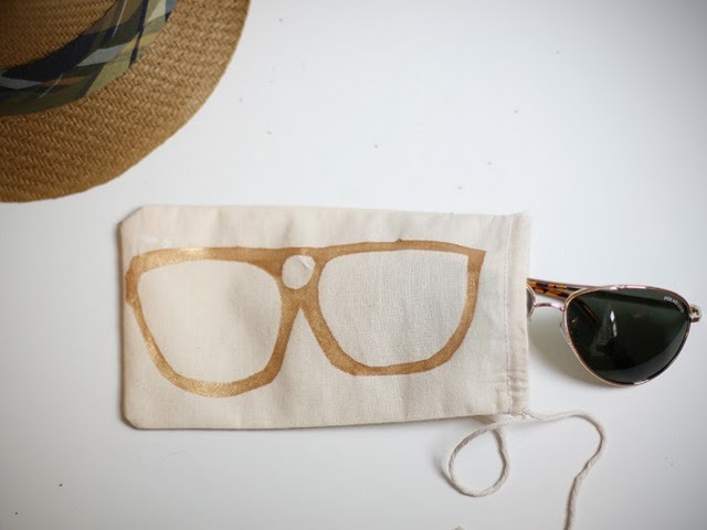 Sunglass Bag | Momtastic
This is a really simple craft but for some reason I totally love it! If you’re trying to make a ton of presents that are cheap and quick to make, look no further. You could use the same stencil on each bag or go for different...