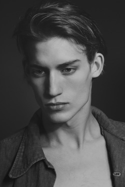 modelhommes:  Henry Evans | Bananas Paris 