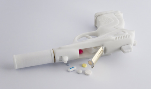 urone: (Ted Noten’s Makeup Kit Turns Every Woman Into A Pistol-Packing Spy | Co.Designから)