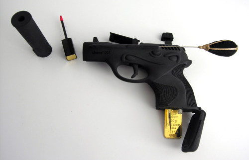 urone: (Ted Noten’s Makeup Kit Turns Every Woman Into A Pistol-Packing Spy | Co.Designから)