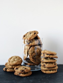 lovelylovelyfood:  Simple Chocolate Chip Cookies  