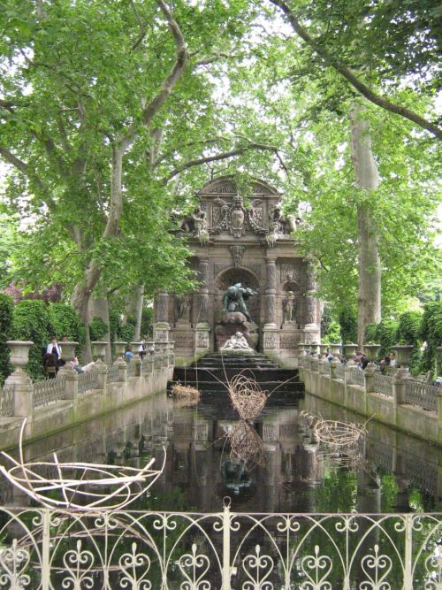 The Square de Cluny,situated close to theCluny Museum Of The Middle Ages,is, yes, you guessed it,a m